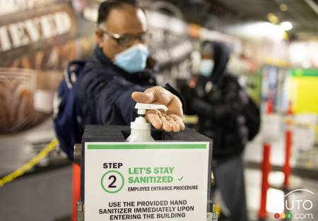 Un ouvrier dans l'usine FCA de Warren, au Michigan
